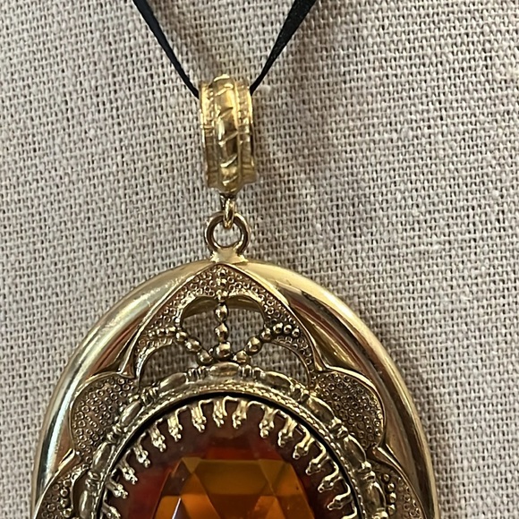 Vintage Oval Amber Pendant set in beautiful bezel. Faceted stone. Pendant only. - Picture 14 of 15